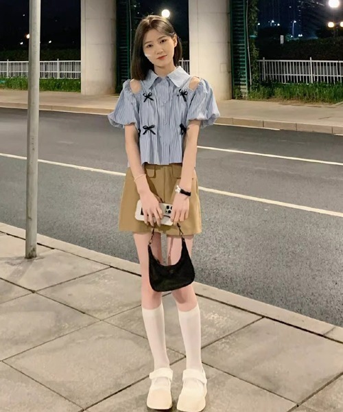 Mayree（メイリー）の「【Mayree】ストライプ柄  オープンショルダー リボン ブラウス（シャツ/ブラウス・レディース・ブルー・MEDIUM/LARGE）」の2枚目の写真