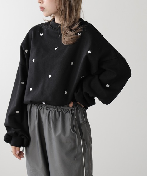 AO2（アオズ）の「Heart Embroidered Sweatshirt / ハート柄刺繍