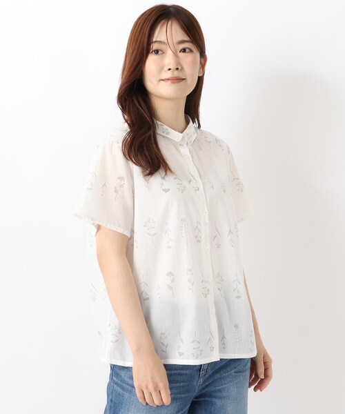 one'sterrace(ワンズテラス)の「花柄プリント 前開き半袖ブラウス(シャツ/ブラウス・レディース・ホワイト系9/ブルー系その他7/ベージュ系8・02)」の2枚目の写真