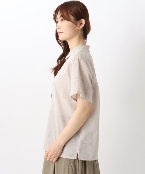 one'sterrace(ワンズテラス)の「花柄プリント 前開き半袖ブラウス(シャツ/ブラウス・レディース・ホワイト系9/ブルー系その他7/ベージュ系8・02)」の5枚目の写真