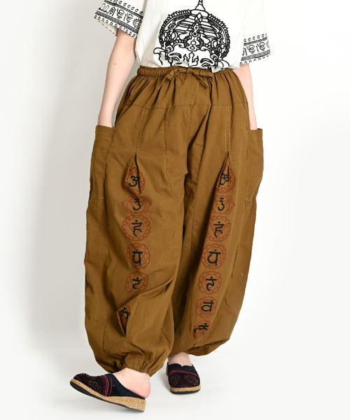 MARAI(マーライ)の「エスニックプリント バルーンパンツ ウエストゴム アラジンサルエルパンツ(その他パンツ・レディース・ブラック/カーキ/ブルー/パープル/ブラウン/レッド/ホワイト・FREE)」の3枚目の写真