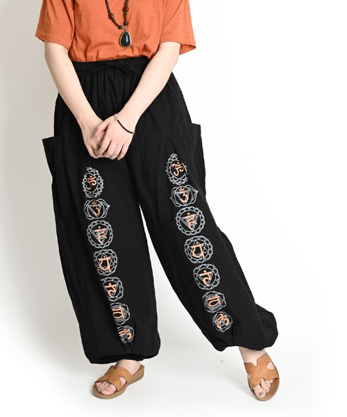 MARAI(マーライ)の「エスニックプリント バルーンパンツ ウエストゴム アラジンサルエルパンツ(その他パンツ・レディース・ブラック/カーキ/ブルー/パープル/ブラウン/レッド/ホワイト・FREE)」の1枚目の写真