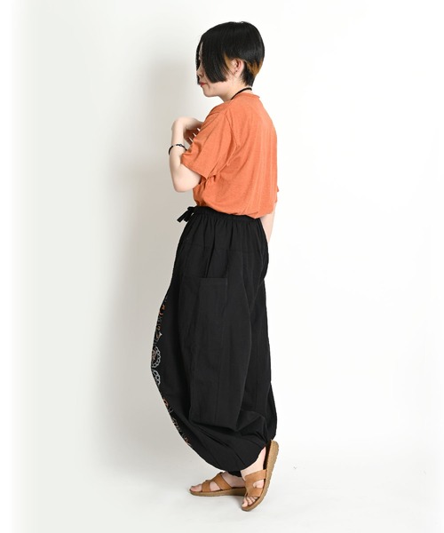 MARAI(マーライ)の「エスニックプリント バルーンパンツ ウエストゴム アラジンサルエルパンツ(その他パンツ・レディース・ブラック/カーキ/ブルー/パープル/ブラウン/レッド/ホワイト・FREE)」の16枚目の写真