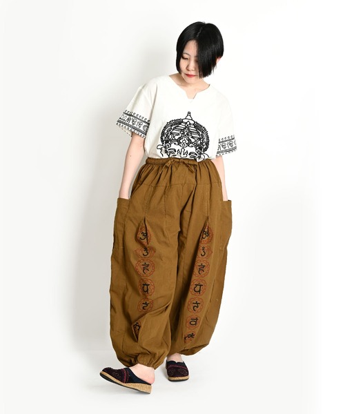MARAI(マーライ)の「エスニックプリント バルーンパンツ ウエストゴム アラジンサルエルパンツ(その他パンツ・レディース・ブラック/カーキ/ブルー/パープル/ブラウン/レッド/ホワイト・FREE)」の19枚目の写真