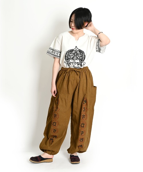 MARAI(マーライ)の「エスニックプリント バルーンパンツ ウエストゴム アラジンサルエルパンツ(その他パンツ・レディース・ブラック/カーキ/ブルー/パープル/ブラウン/レッド/ホワイト・FREE)」の20枚目の写真
