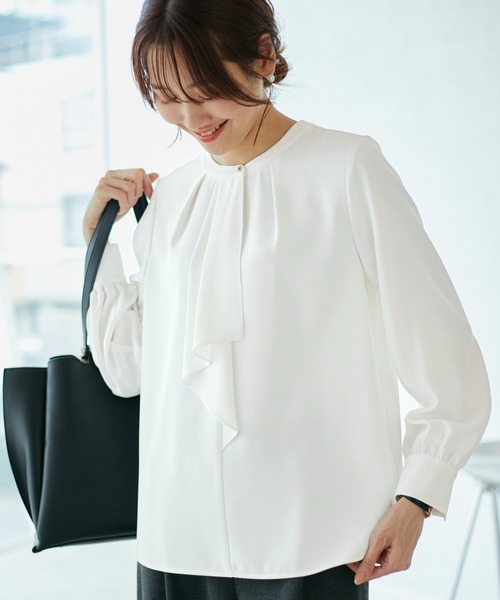 ROPE' PICNIC(ロペピクニック)の「【WEB限定】2サイズ展開/メタルボタンボウタイ風ブラウス(シャツ/ブラウス・レディース・チャコールグレー/ライトグリーン/ホワイト/ラベンダー・36/38)」の2枚目の写真