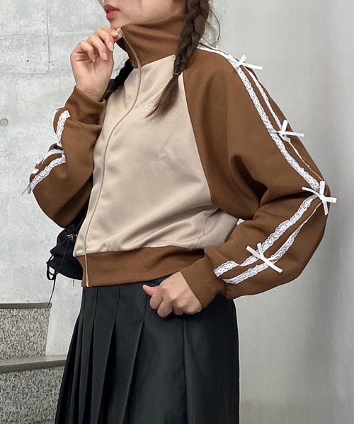 AS KNOW AS plus（アズノゥアズプラス）の「◇アソートデザイントラックジャケット（ジャージ・レディース・ベージュ系その他/ホワイト系/ブラック系その他/アイボリー系/ブラウン系その他2/オレンジ系1/アイボリー系1/ブラック系その他2・FREE）」の4枚目の写真