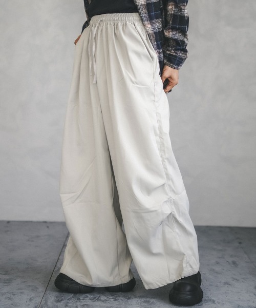 Shoowtime(ショウタイム)の「Knee tuck super wide pull on pants / ニータックスーパーワイドプルオンパンツ(その他パンツ・メンズ・グレイッシュベージュ/ブラック/カーキ・MEDIUM/LARGE/X-LARGE)」の2枚目の写真