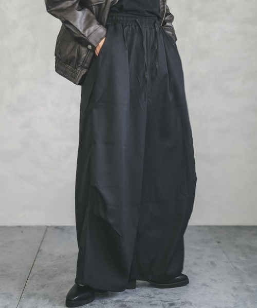 Shoowtime(ショウタイム)の「Knee tuck super wide pull on pants / ニータックスーパーワイドプルオンパンツ(その他パンツ・メンズ・グレイッシュベージュ/ブラック/カーキ・MEDIUM/LARGE/X-LARGE)」の1枚目の写真