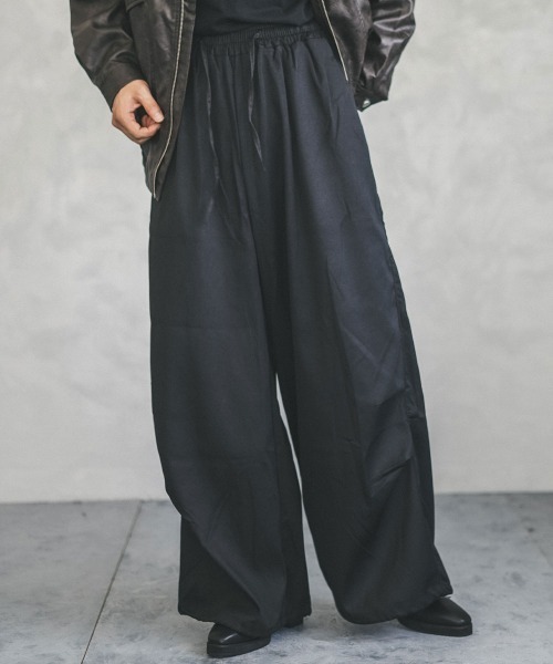 Shoowtime(ショウタイム)の「Knee tuck super wide pull on pants / ニータックスーパーワイドプルオンパンツ(その他パンツ・メンズ・グレイッシュベージュ/ブラック/カーキ・MEDIUM/LARGE/X-LARGE)」の4枚目の写真