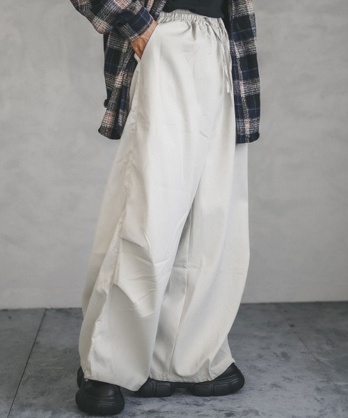 Shoowtime(ショウタイム)の「Knee tuck super wide pull on pants / ニータックスーパーワイドプルオンパンツ(その他パンツ・メンズ・グレイッシュベージュ/ブラック/カーキ・MEDIUM/LARGE/X-LARGE)」の10枚目の写真