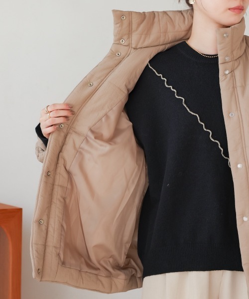 Bab（バブ）の「袖取り外し2WAYミドルキルティングジャケット（ダウンジャケット/コート・レディース・ベージュ/アイボリー/ブラック・M）」の6枚目の写真