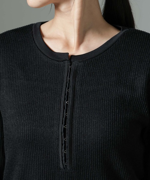 NANO universe(ナノユニバース)の「ホックヘンリーネックベルスリーブリブトップス(Tシャツ/カットソー・レディース・ライトベージュ/キャメル/ブラック・FREE)」の11枚目の写真