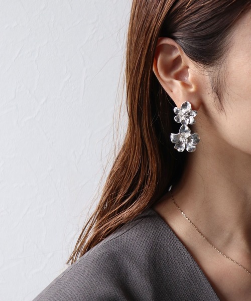 Cepica（セピカ）の「【LIMITED NUMBER / リミテッドナンバー】ダブルフラワーピアス（ピアス（両耳用）・レディース・ゴールド/シルバー・FREE）」の7枚目の写真