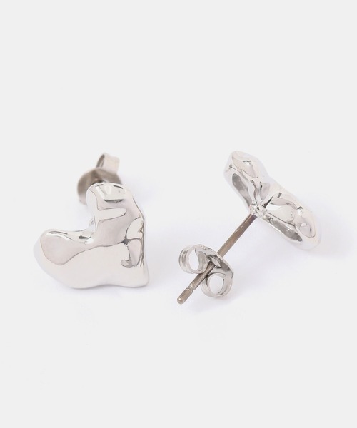 FOREVER 21（フォーエバー トゥエンティーワン）の「ハートピアス（ピアス（両耳用）・レディース・シルバー・FREE）」の2枚目の写真