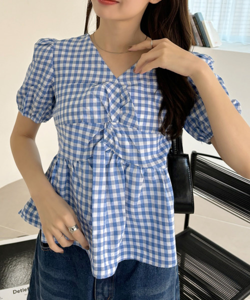 Ada.(エイダ)の「フロント ねじりデザイン パフスリーブ ギンガムチェック ペプラム ブラウス(シャツ/ブラウス・レディース・ブラック/ブルー・FREE)」の9枚目の写真