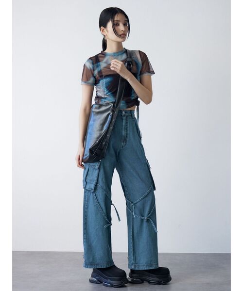 MURUA(ムルーア)の「ストリングデニムカーゴパンツ(デニムパンツ・レディース・ブラック/ブルー・2/1)」の4枚目の写真