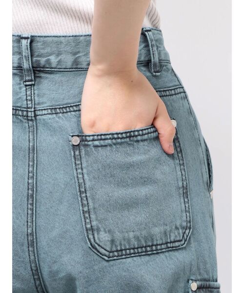 MURUA(ムルーア)の「ストリングデニムカーゴパンツ(デニムパンツ・レディース・ブラック/ブルー・2/1)」の4枚目の写真