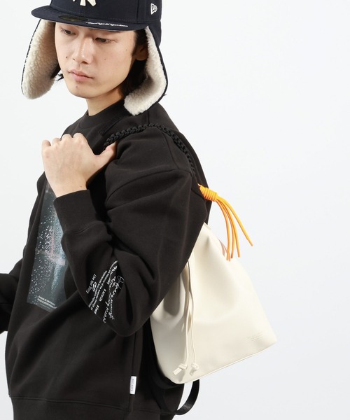 BAYFLOW（ベイフロー）の「アミコミハンドルPU巾着バッグ（ユニセックス）（ショルダーバッグ・メンズ・ナチュラル/ブラウン/ブラック・FREE）」の3枚目の写真