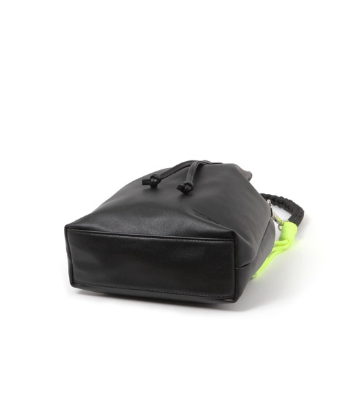 BAYFLOW（ベイフロー）の「アミコミハンドルPU巾着バッグ（ユニセックス）（ショルダーバッグ・メンズ・ナチュラル/ブラウン/ブラック・FREE）」の15枚目の写真