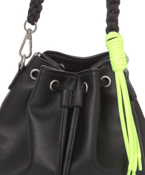 BAYFLOW（ベイフロー）の「アミコミハンドルPU巾着バッグ（ユニセックス）（ショルダーバッグ・メンズ・ナチュラル/ブラウン/ブラック・FREE）」の17枚目の写真