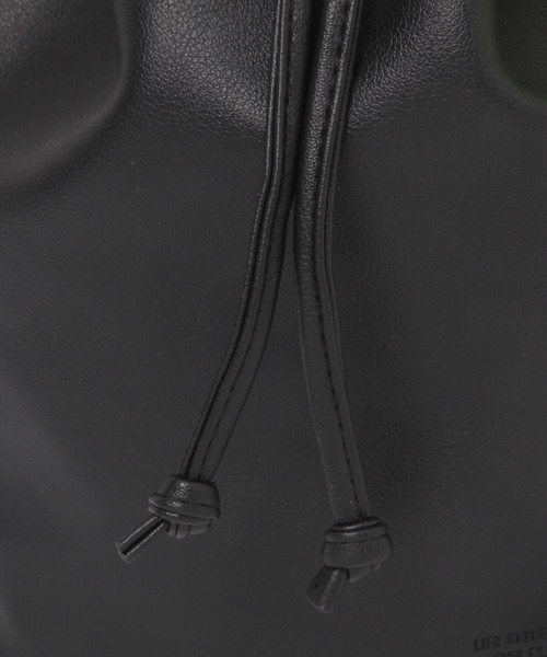 BAYFLOW（ベイフロー）の「アミコミハンドルPU巾着バッグ（ユニセックス）（ショルダーバッグ・メンズ・ナチュラル/ブラウン/ブラック・FREE）」の18枚目の写真