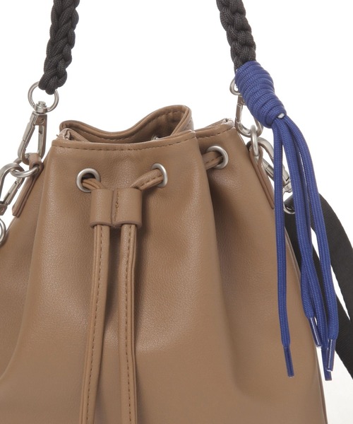 BAYFLOW（ベイフロー）の「アミコミハンドルPU巾着バッグ（ユニセックス）（ショルダーバッグ・メンズ・ナチュラル/ブラウン/ブラック・FREE）」の21枚目の写真