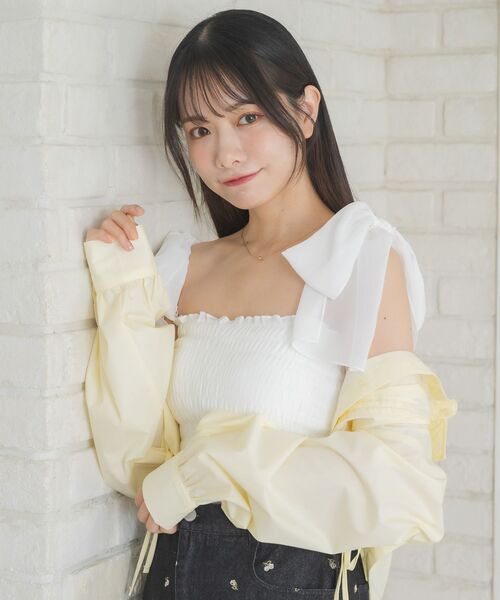 ems excite(エムズエキサイト)の「肩リボンシャーリングキャミ(キャミソール・レディース・ピンク/オフホワイト/ブラック・FREE)」の6枚目の写真