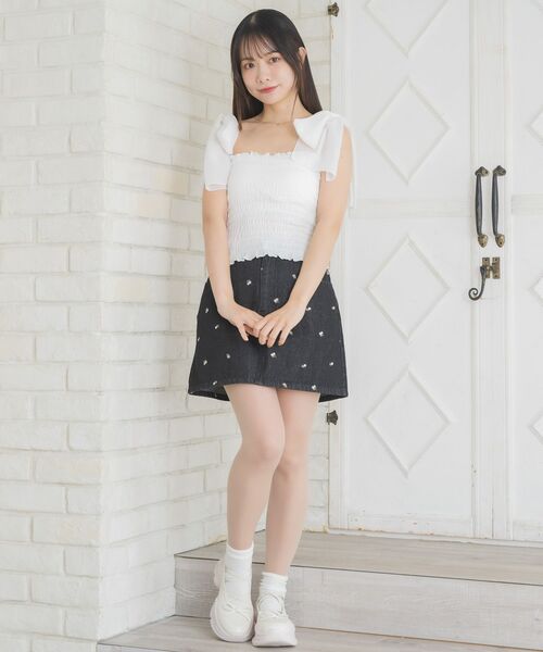 ems excite(エムズエキサイト)の「肩リボンシャーリングキャミ(キャミソール・レディース・ピンク/オフホワイト/ブラック・FREE)」の7枚目の写真