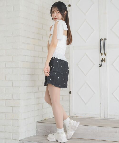 ems excite(エムズエキサイト)の「肩リボンシャーリングキャミ(キャミソール・レディース・ピンク/オフホワイト/ブラック・FREE)」の9枚目の写真