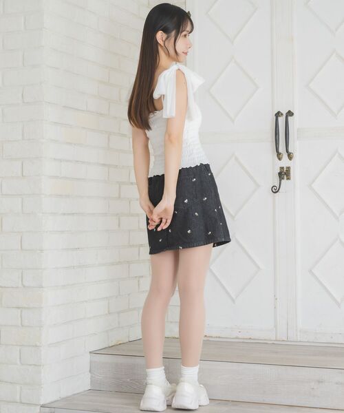 ems excite(エムズエキサイト)の「肩リボンシャーリングキャミ(キャミソール・レディース・ピンク/オフホワイト/ブラック・FREE)」の10枚目の写真