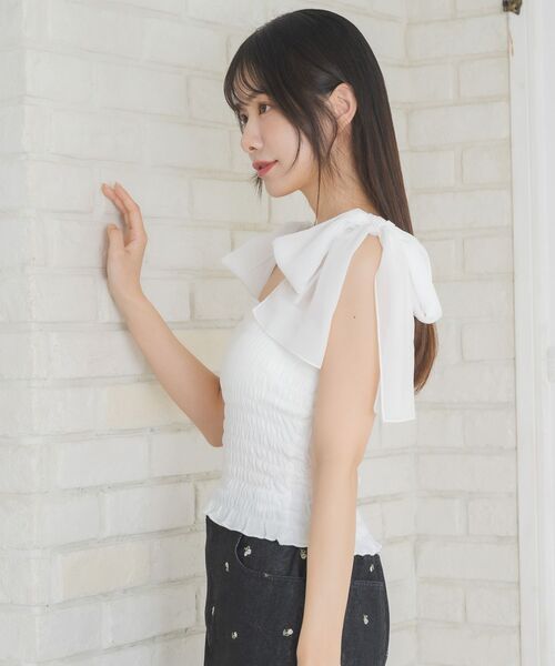 ems excite(エムズエキサイト)の「肩リボンシャーリングキャミ(キャミソール・レディース・ピンク/オフホワイト/ブラック・FREE)」の13枚目の写真