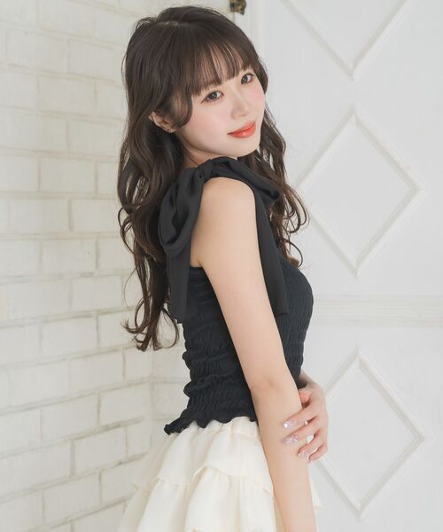 ems excite(エムズエキサイト)の「肩リボンシャーリングキャミ(キャミソール・レディース・ピンク/オフホワイト/ブラック・FREE)」の17枚目の写真