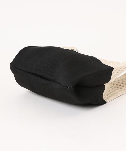 VIBGYOR(ヴィブジョー)の「urbanfemine./バイカラーニットミニバッグ U7434(ハンドバッグ・レディース・オレンジ/ベージュ/パープル/ホワイト/ピンク/グリーン/ブルー/ダークグリーン/ブラウン・FREE)」の12枚目の写真