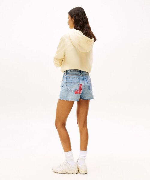 tommy jeans(トミー ジーンズ)の「デニムホットパンツ(その他パンツ・レディース・インディゴブルー・26inch/25inch/27inch)」の2枚目の写真