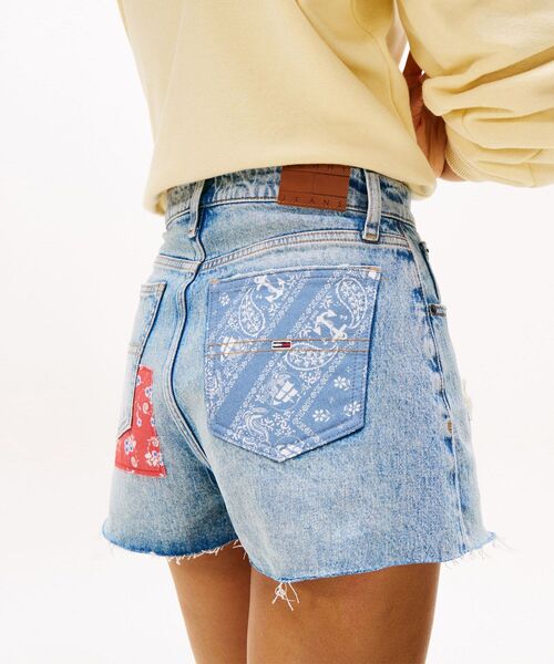 tommy jeans(トミー ジーンズ)の「デニムホットパンツ(その他パンツ・レディース・インディゴブルー・26inch/25inch/27inch)」の4枚目の写真