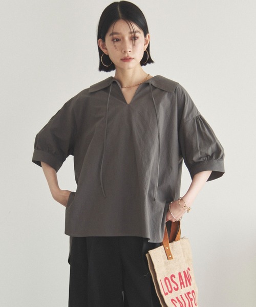 Doux archives（ドゥアルシーヴ）の「ビッグカラースキッパーブラウス（シャツ/ブラウス・レディース・ベージュ/ブラウン/チャコールグレー・38）」の2枚目の写真