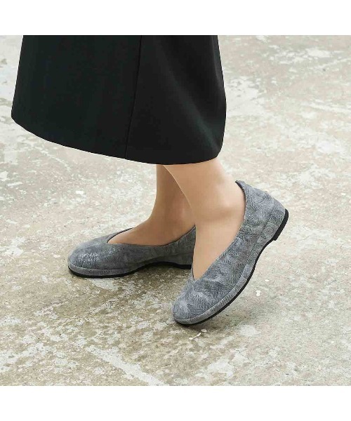 D'ICI(ディッシィ)の「【軽量】Vカットフラットパンプス(パンプス・レディース・ホワイト×ネイビー/アッシュグレー/トップグレー/シルバー系その他2/ブラック/ブラック系その他2・21.5㎝/22cm/22.5cm/23cm/23.5cm/24cm/24.5cm/25cm)」の1枚目の写真