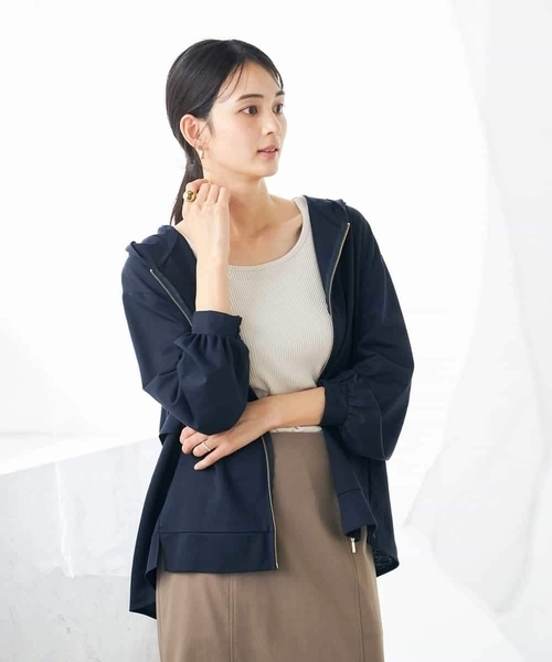 a.v.v(アーヴェヴェ)の「バックフレアシアーパーカー(パーカー・レディース・チャコールグレー/ネイビー/ホワイト・34/36/40/38/42)」の4枚目の写真