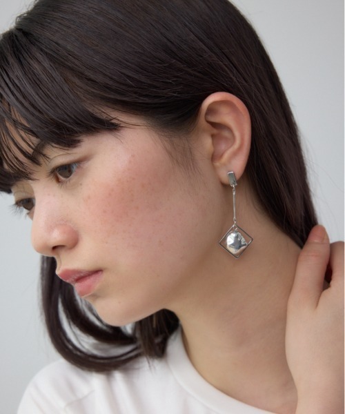 AZUL by moussy(アズールバイマウジー)の「クリアメタルアシンメトリーピアス(ピアス(両耳用)・レディース・シルバー/ゴールド系その他・FREE)」の2枚目の写真