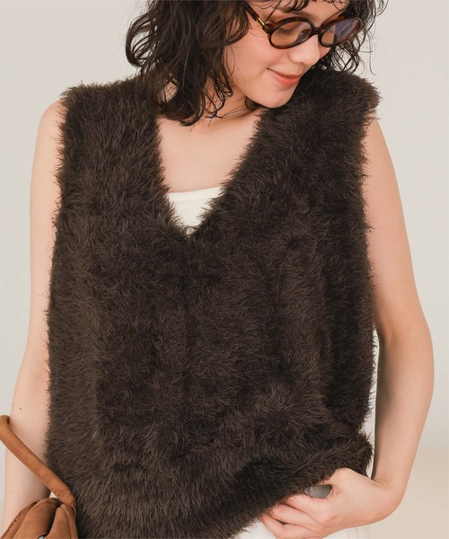 titivate(ティティベイト)の「Vネックオーバーサイズシャギーニットベスト(ベスト・レディース・グレイッシュベージュ/ライトピンク/アイボリー/ブラック/ダークブラウン/ブルー・M/S)」の4枚目の写真