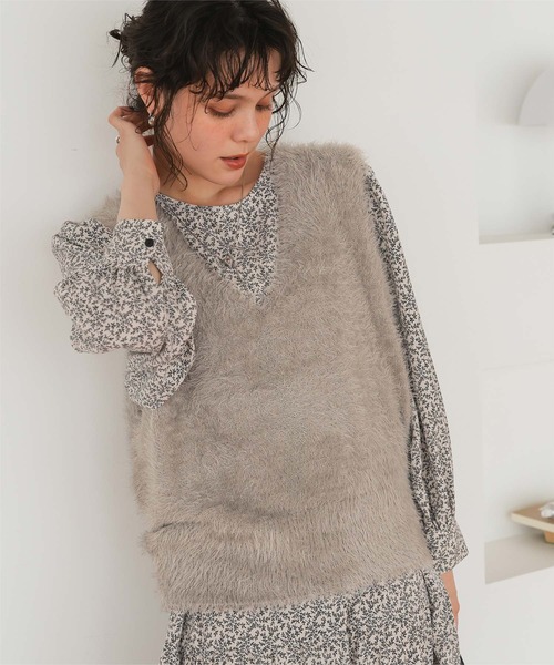 titivate(ティティベイト)の「Vネックオーバーサイズシャギーニットベスト(ベスト・レディース・グレイッシュベージュ/ライトピンク/アイボリー/ブラック/ダークブラウン/ブルー・M/S)」の5枚目の写真