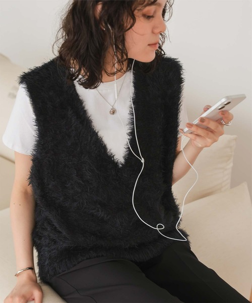 titivate(ティティベイト)の「Vネックオーバーサイズシャギーニットベスト(ベスト・レディース・グレイッシュベージュ/ライトピンク/アイボリー/ブラック/ダークブラウン/ブルー・M/S)」の3枚目の写真