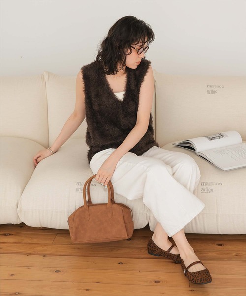 titivate(ティティベイト)の「Vネックオーバーサイズシャギーニットベスト(ベスト・レディース・グレイッシュベージュ/ライトピンク/アイボリー/ブラック/ダークブラウン/ブルー・M/S)」の21枚目の写真