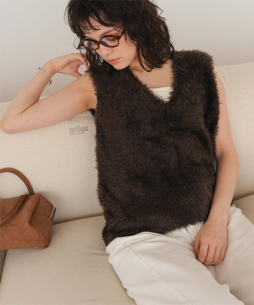 titivate(ティティベイト)の「Vネックオーバーサイズシャギーニットベスト(ベスト・レディース・グレイッシュベージュ/ライトピンク/アイボリー/ブラック/ダークブラウン/ブルー・M/S)」の22枚目の写真