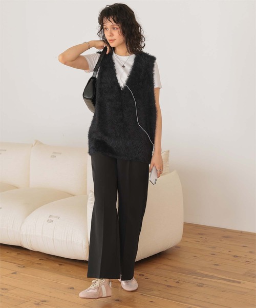 titivate(ティティベイト)の「Vネックオーバーサイズシャギーニットベスト(ベスト・レディース・グレイッシュベージュ/ライトピンク/アイボリー/ブラック/ダークブラウン/ブルー・M/S)」の14枚目の写真