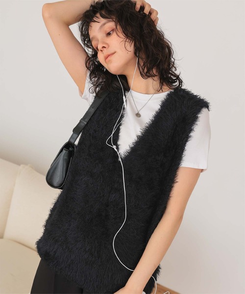 titivate(ティティベイト)の「Vネックオーバーサイズシャギーニットベスト(ベスト・レディース・グレイッシュベージュ/ライトピンク/アイボリー/ブラック/ダークブラウン/ブルー・M/S)」の17枚目の写真