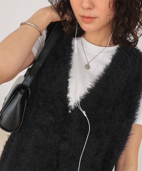 titivate(ティティベイト)の「Vネックオーバーサイズシャギーニットベスト(ベスト・レディース・グレイッシュベージュ/ライトピンク/アイボリー/ブラック/ダークブラウン/ブルー・M/S)」の19枚目の写真