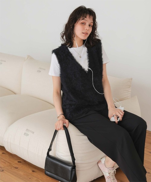 titivate(ティティベイト)の「Vネックオーバーサイズシャギーニットベスト(ベスト・レディース・グレイッシュベージュ/ライトピンク/アイボリー/ブラック/ダークブラウン/ブルー・M/S)」の20枚目の写真