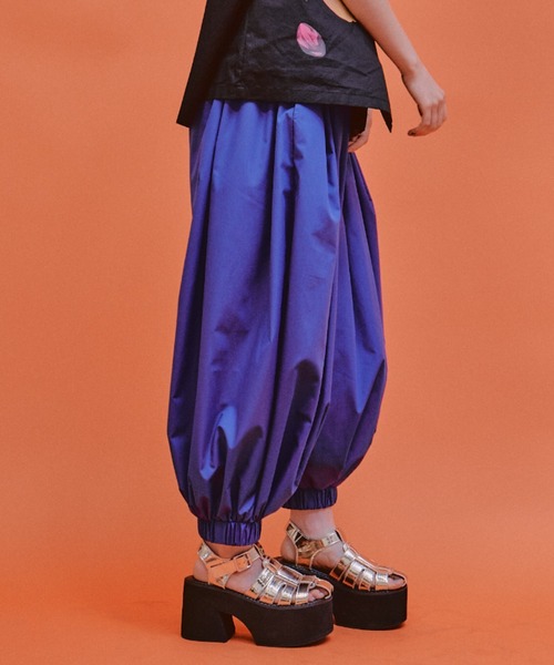 manana suerte（マニャーナスエルテ）の「ボリュームサーカスパンツ（その他パンツ・レディース・ブルー/ブラック/オリーブ・FREE）」の5枚目の写真